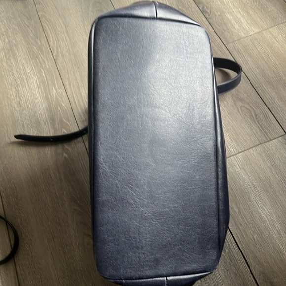 Matt & nat vintage satchel in navy with shoulder strap - Picture 4 of 15